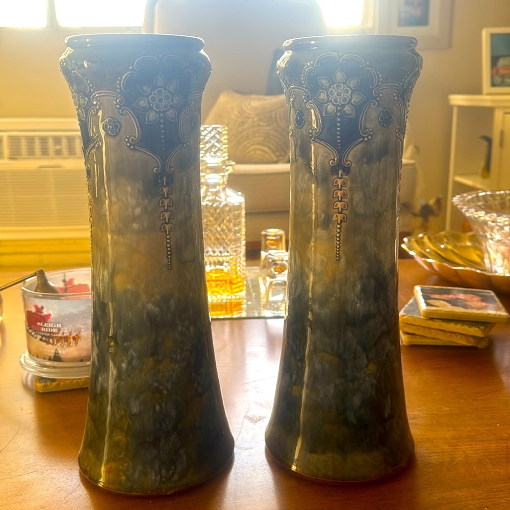 Vintage Royal Doulton base set.